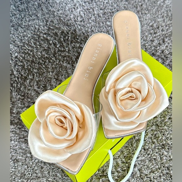 Gianni Bini
Alana Clear Flower Dress Sandals NWOB - Picture 9 of 9